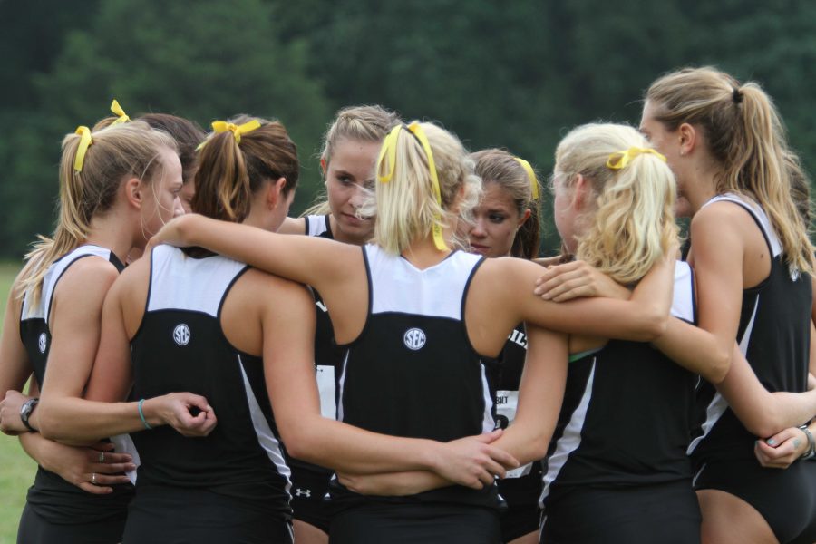 The+Vanderbilt+womens+cross+country+team+races+in+the+annual+Commodore+Classic+September+15%2C+2012.++The+womens+team+placed+1+out+of+a+field+of+25+schools.+Photo+by+James+Tatum.+