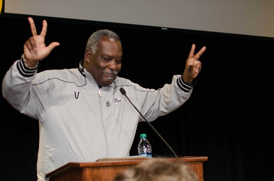 David+Williams+holds+up+the+VU+hand+sign+during+Vanderbilts+bowl+announcement+celebration+on+12-2-12+in+the+SLC.