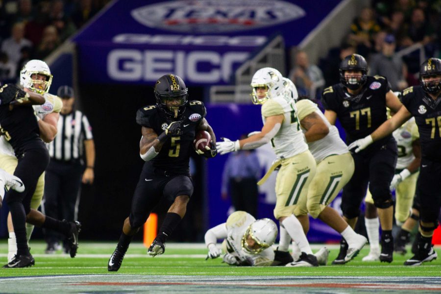 KeShawn Vaughn scrambles for a touchdown in Vanderbilts 45-38 loss to Baylor in the Texas Bowl.  (Photo by Hunter Long.)