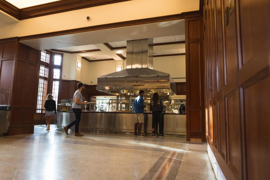 Students grab food in the E. Bronson Ingram dining hall. (Photo by Hunter Long)