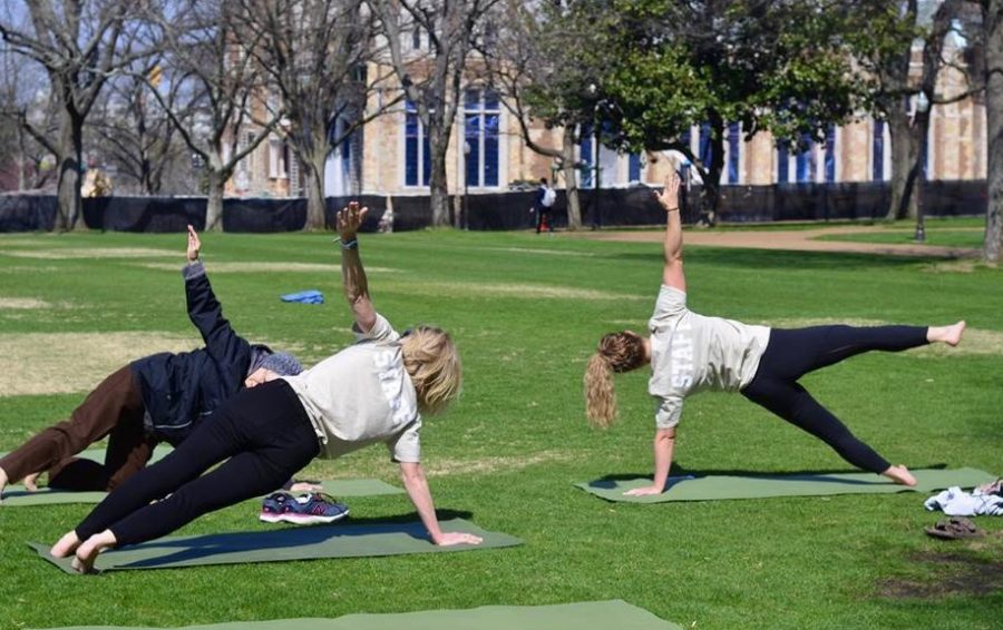 Vanderbilt students stay active on Alumni Lawn.