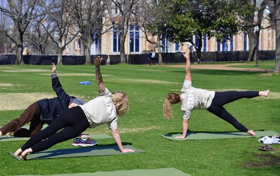 Vanderbilt students stay active on Alumni Lawn.