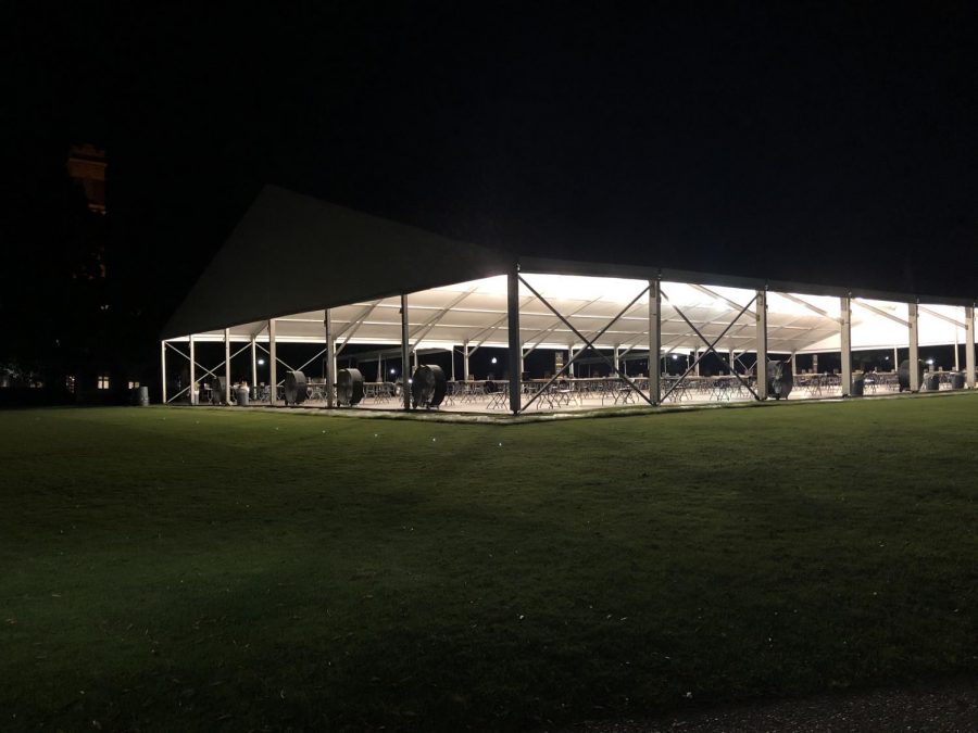 Dining Tent, set up by Vanderbilt administration, on Alumni Lawn on Sept. 6, 2020. (Hustler Staff/Jessica Barker)