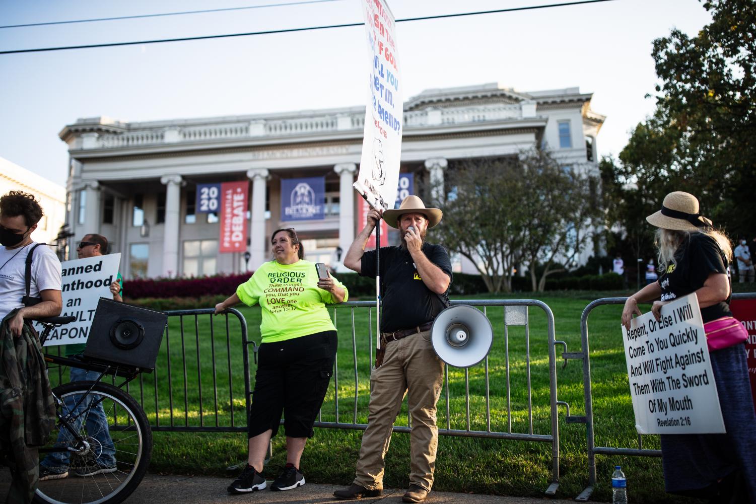 Trump supporters and counter-protesters stand outside of Belmont University before the final presidential debate on Oct. 22. (Hustler Multimedia/Hunter Long)