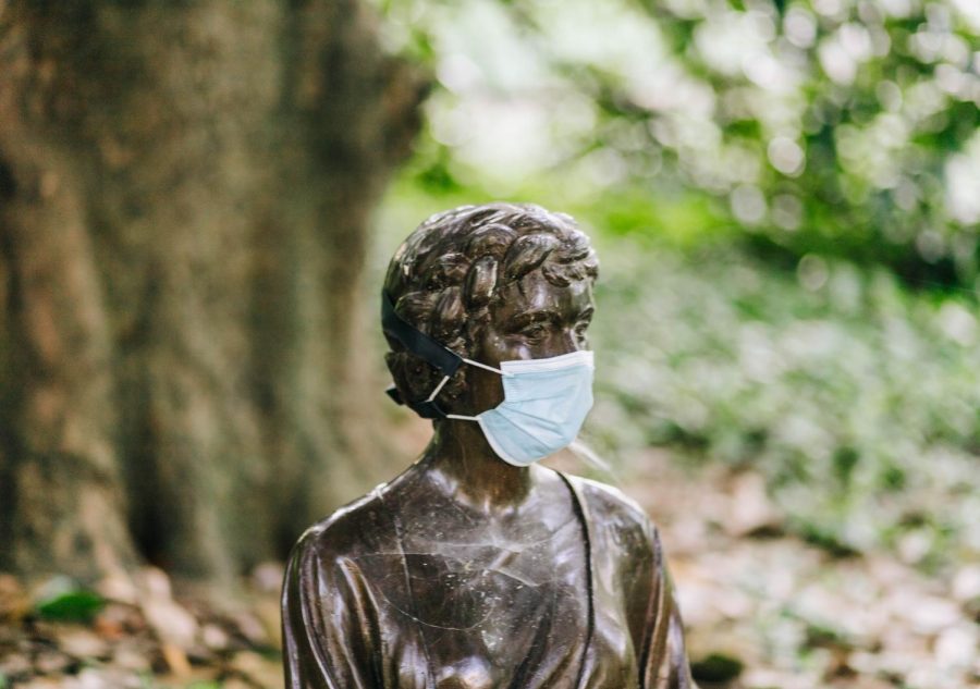 Statue on Vanderbilts main campus dressed in a mask. (Hustler Multimedia/Emery Little)