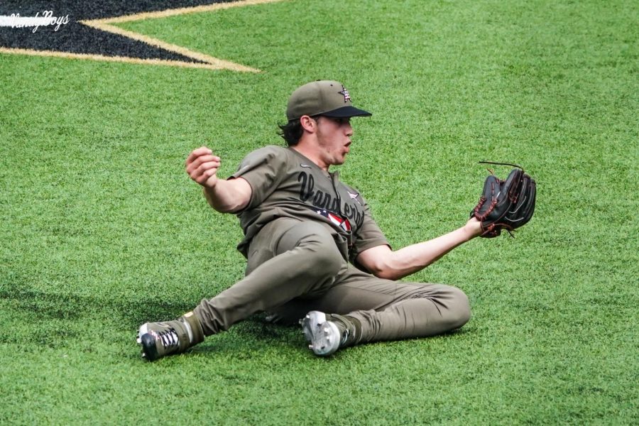 Patrick Reilly came off his mound to make a diving catch against Kentucky. (Twitter/@VandyBoys).