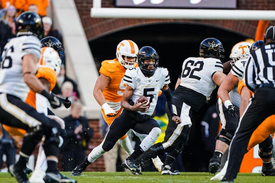 Mike Wright runs against Tennessee on Nov. 27, 2021.