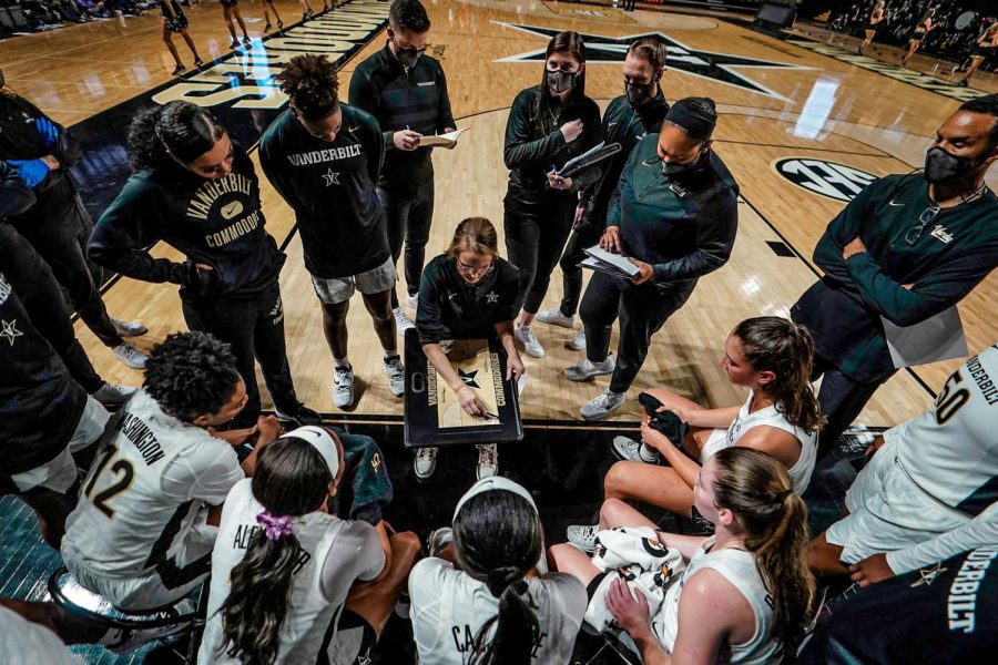 Head+coach+Shea+Ralph+huddles+with+her+team+during+a+game+in+December%2C+2021.+%28Vanderbilt+Athletics%29
