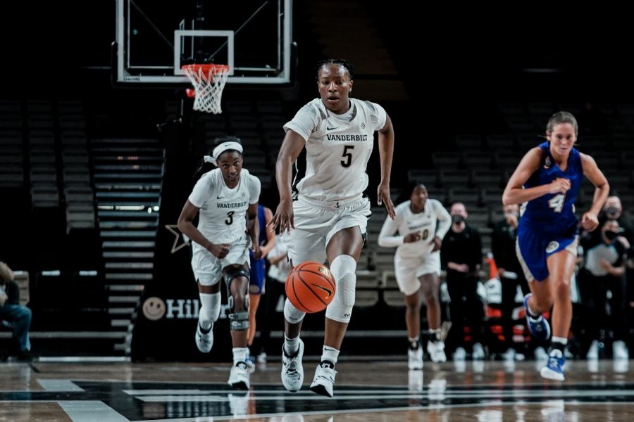 Yaubryon Chambers dribbles up the court during a game in 2020. (Vanderbilt Athletics)