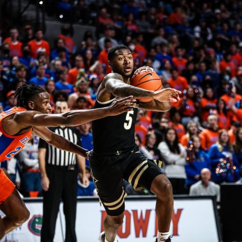 Shane Dezonie looks up in the Commodores matchup against the Florida Gators on Jan. 22, 2022. (Vanderbilt Athletics)