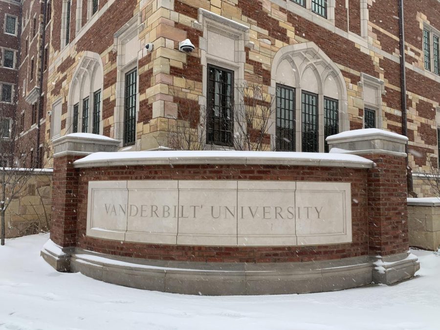 Snow seen accumulating on Vanderbilt’s main campus on Jan. 6, 2022.