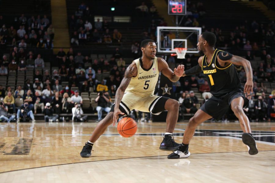 Freshman guard Shane Dezonie drives to the basket against Missouri in the Commodores' matchup on Feb. 8, 2022. (Hustler Multimedia/Mattigan Kelly)