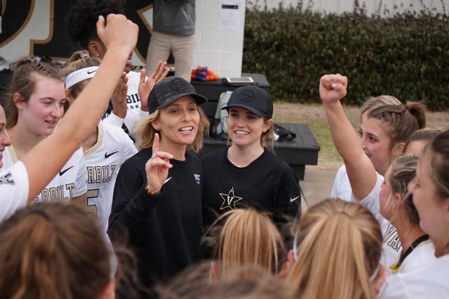 Vanderbilt head coach Beth Hewitt huddles her team at a practice in spring 2022. (Vanderbilt Athletics)