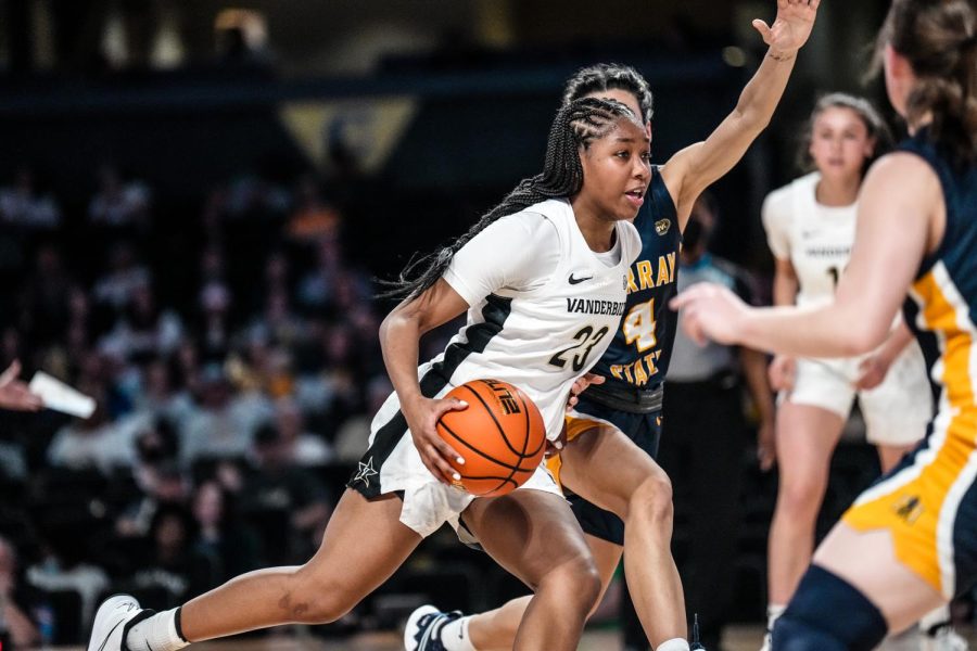 Vanderbilt guard Iyana Moore drives to the basket in the Commodores' WNIT game against Murray State on Mar. 17, 2022. (Vanderbilt Athletics)