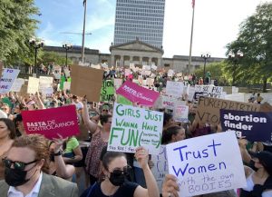 Pro-choice advocates march at Legislative Plaza in Nashville in response to the Supreme Court’s decision to overturn Roe v. Wade, as photographed on June 24, 2022. (Hustler Staff/Danni Chacon)
