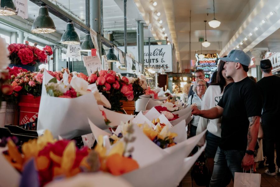 A customer checks out fresh bouquets at Pike Place Market in Seattle, captured on June 11, 2022. (Hustler Multimedia/Arianna Santiago)