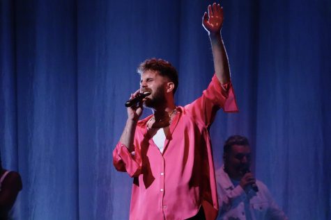 Ben Platt, singing to the audience at Bridgestone Arena, as photographed on Sept. 18, 2022. (Hustler Multimedia/Jaylan Sims)