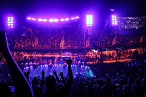 Crowd cheers as Pearl Jam takes the stage, captured September 16, 2022 (Hustler Multimedia/Miguel Beristain)
