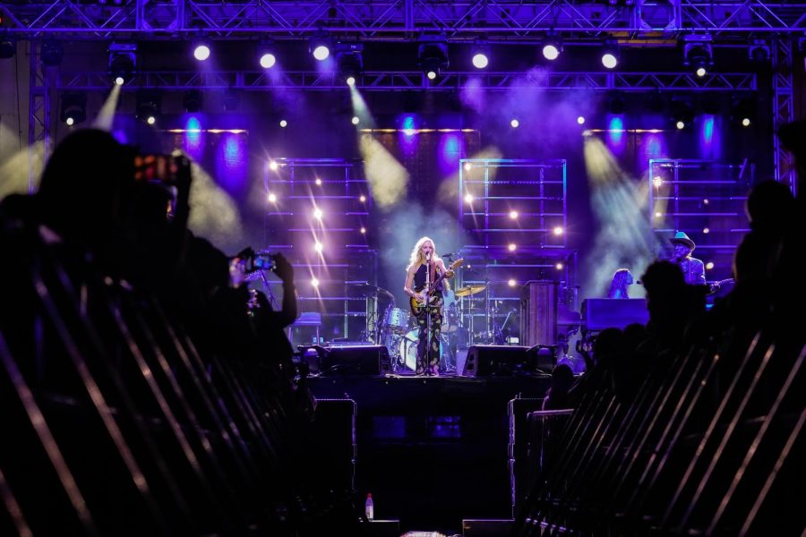 Sheryl Crow performs her first song of the night at Live on the Green, captured September 2, 2022 (Hustler Multimedia/Miguel Beristain)