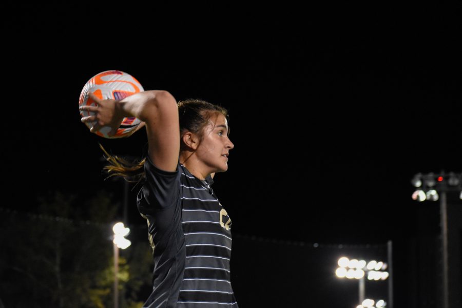 Tina Bruni throwing in the ball, captured on Sept. 8, 2022. (Hustler Multimedia/Claire Gatlin)