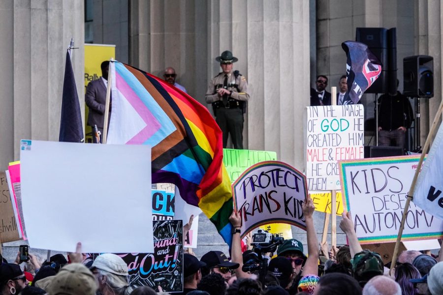 Counter-protestors hold signs in support of the LGBTQ+ community at the Oct. 21, 2022 rally. (Hustler Multimedia/Miguel Beristain)
