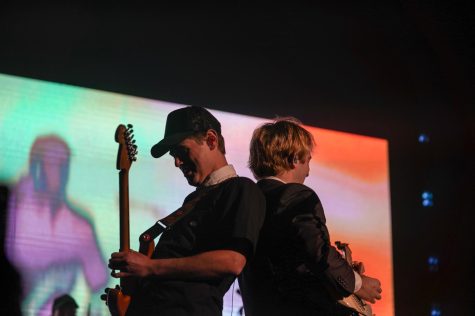 Guitarist Collin Crawford and Dayglow frontman Sloan Struble back to back as they perform, as captured on Nov 8, 2022. (Hustler Multimedia/Miguel Beristain)