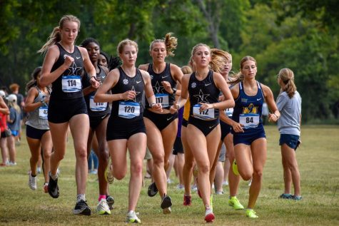Vanderbilt womens cross country runs in a pack through the wooded course, captured on Sept. 2, 2022. (Hustler Multimedia/Claire Gatlin)
