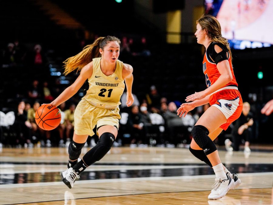 Bella LaChance dribbles up the court, as photographed on Dec. 4, 2022. (Hustler Multimedia/Ophelia Lu)