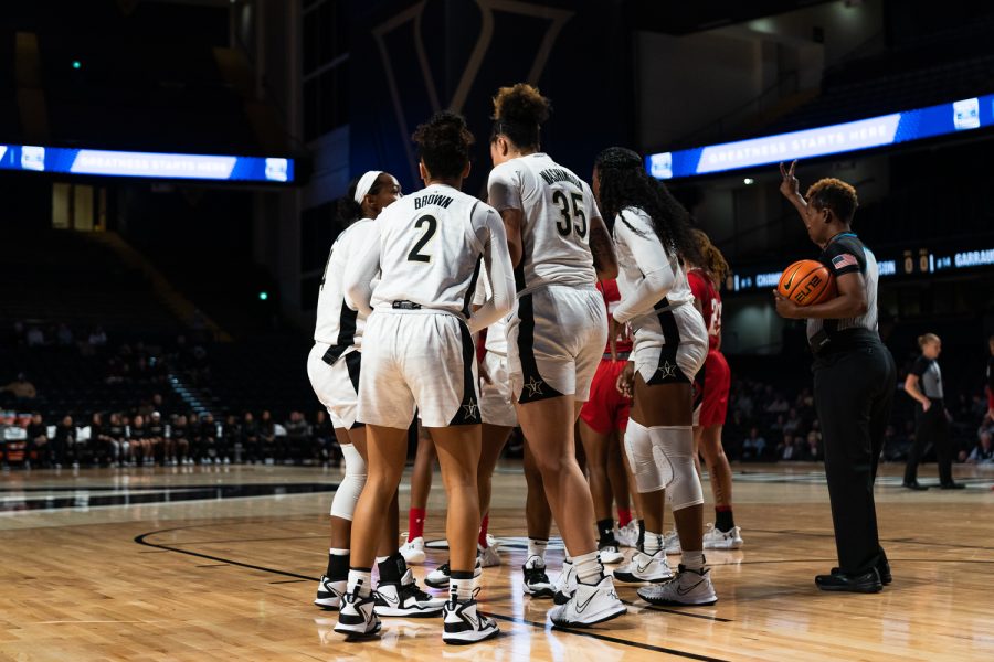 Vanderbilts basketball team huddles before their next play, as photographed on Nov. 17, 2022. (Hustler Multimedia/Barrie Barto)