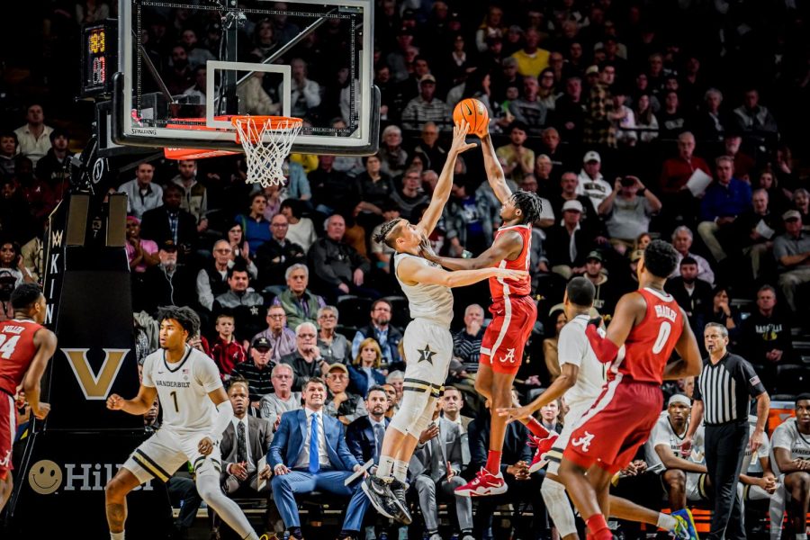Quentin Millora-Brown goes up for a block against Alabama on Tuesday, Jan. 17, 2023, at Memorial Gymnasium. (Miguel Beristain/Hustler Multimedia)