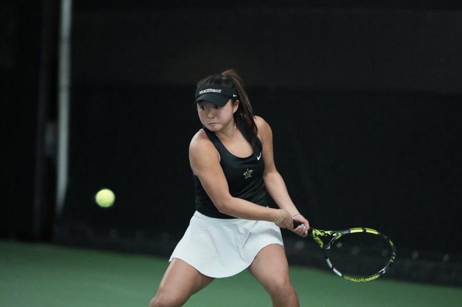 Anessa Lee hits a backhand en route to a victory in straight sets on Feb. 3, 2023. (Vanderbilt Athletics)