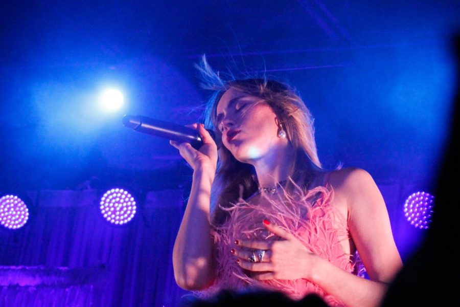 Suki Waterhouse tosses her head as she sings, as photographed on Feb. 4, 2023. (Hustler Multimedia/Chloe Postlewaite)