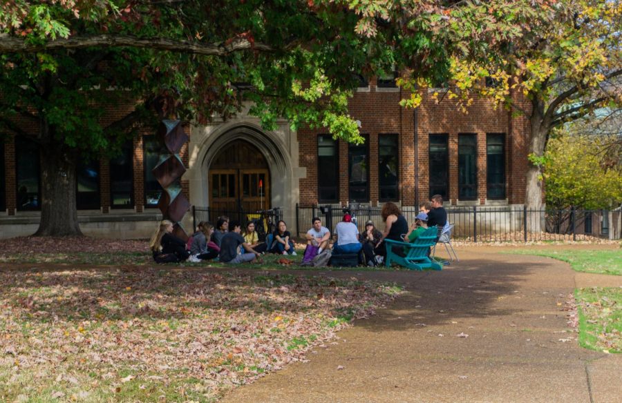 A class moves outside for lecture on Central Library Lawn, as captured on Nov. 4, 2022. (Hustler Multimedia/Laura Vaughan)
