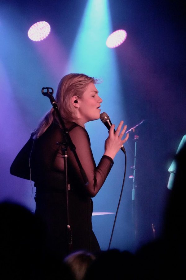 Maddie Zahm sings into a microphone, as photographed on March 27, 2023. (Hustler Multimedia/Sara West)
