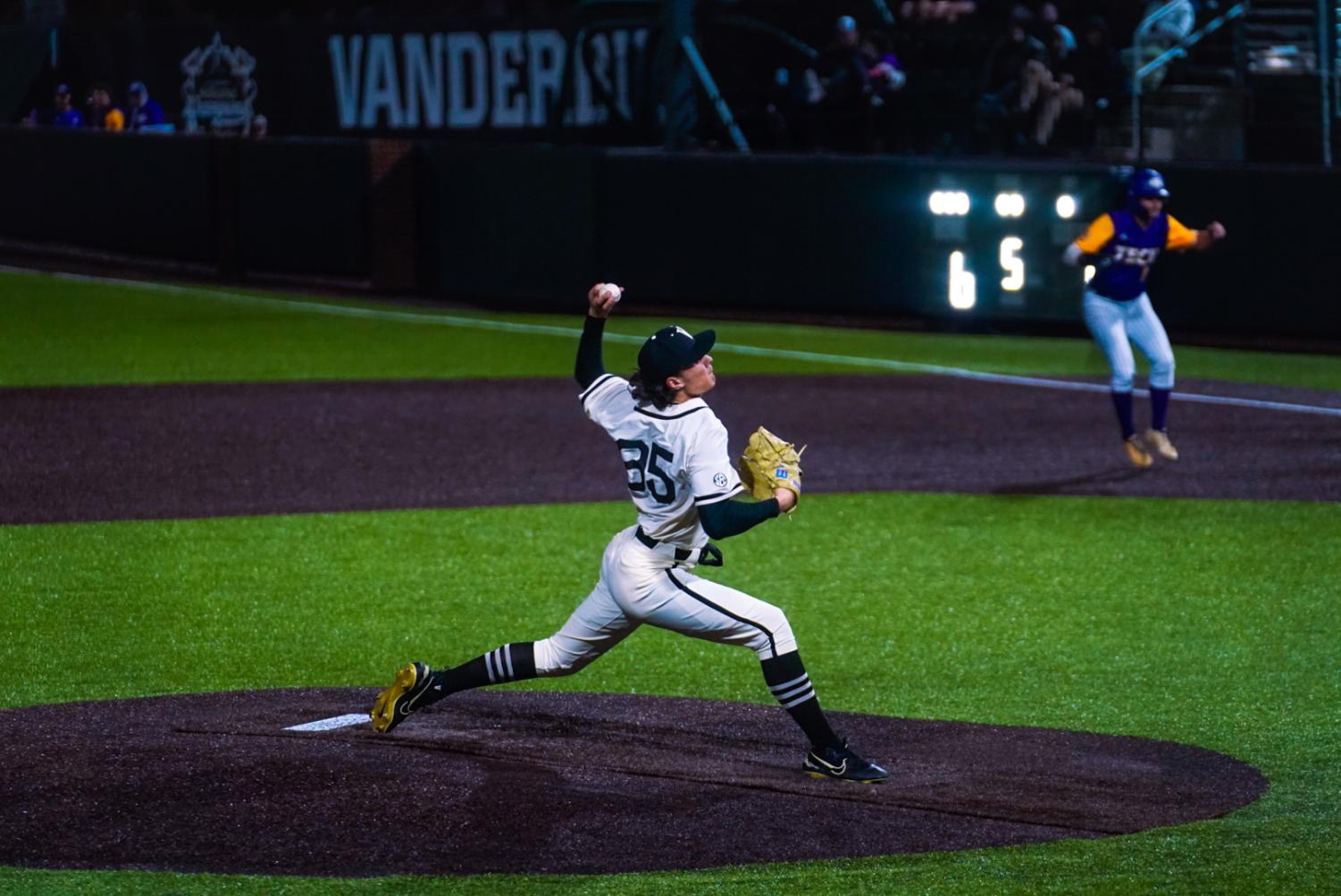 Oregon Ducks baseball wins again and now controls Nashville Regional