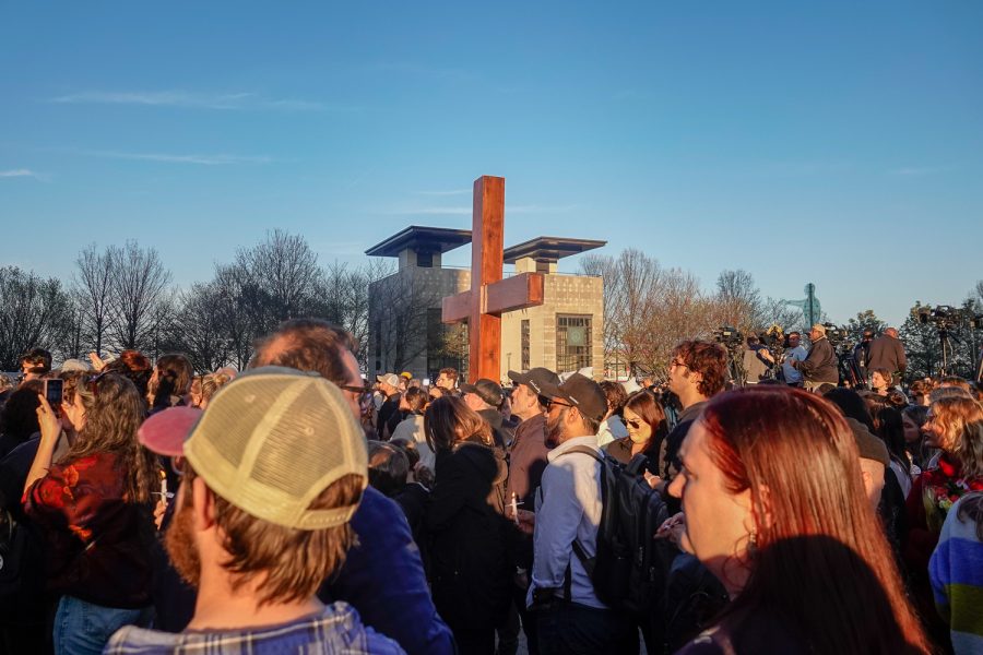 A cross stands tall over the crowd at the vigil in honor of the Covenant School shooting, as photographed on March 29, 2023. (Hustler Multimedia/Barrie Barto)