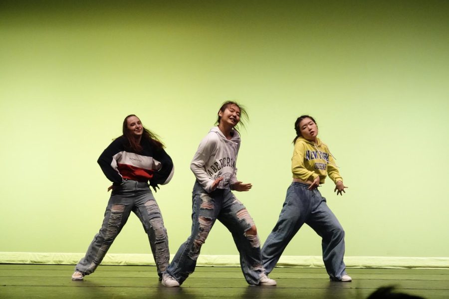 Trio VIVID dance group performing during the showcase, as captured on Nov. 5, 2022 (Hustler Multimedia/Ophelia Lu)