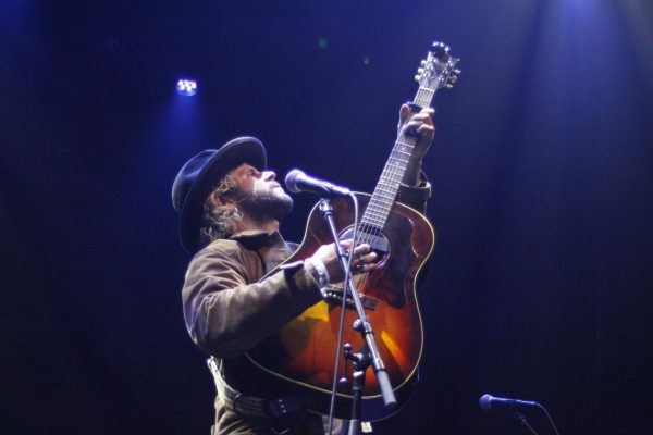 Langhorne Slim poses with his guitar, as photographed on Sept. 6, 2023. (Hustler Multimedia/Chloe Postlewaite)