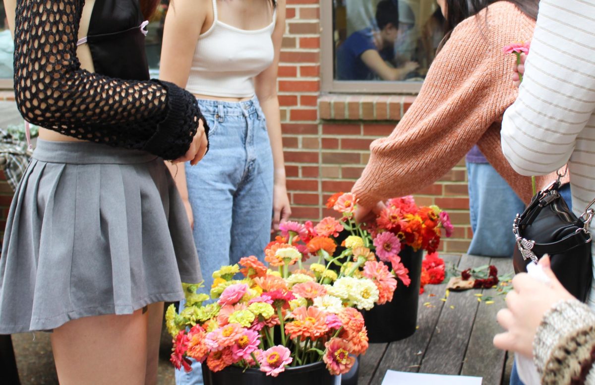 Students+built+their+own+fall+bouquets+at+the+giveaway+hosted+by+the+Vanderbilt+Community+Garden.+%0D%0A