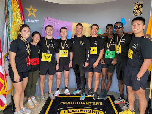 Vanderbilt’s Gold Go Battalion poses for a group photo before the race. (Photo courtesy of Khalil Kwok)