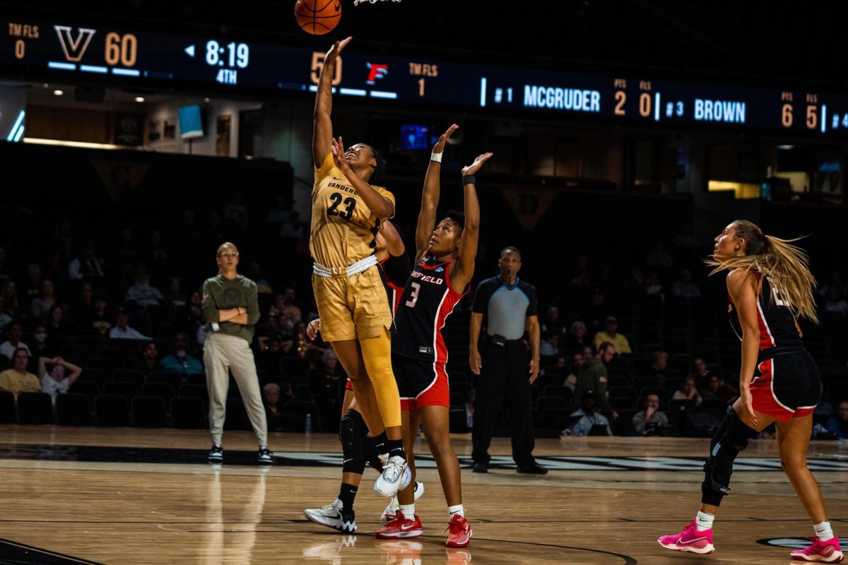 Iyana Moore attempts a layup, as photographed on Nov. 12, 2023. (Hustler Multimedia/Vince Lin)