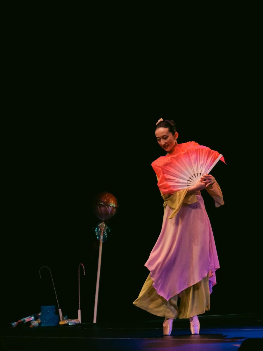 Dancer holding a fan on stage, as photographed on Dec. 2, 2023. (Hustler Multimedia/Ophelia Lu)