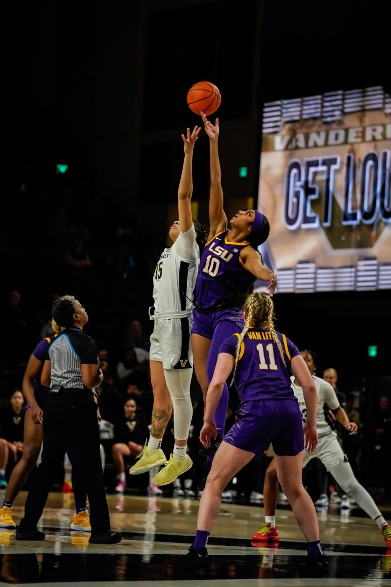 Sacha Washington reaches for the ball, as photographed on Feb. 8, 2024. (Hustler Multimedia/Miguel Beristain)