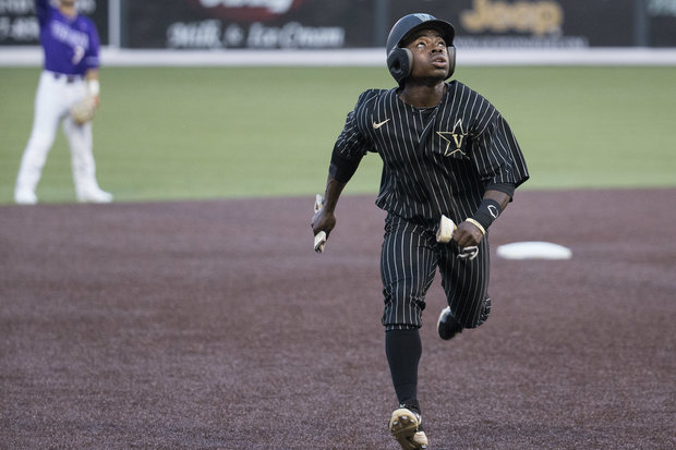 Ro Coleman tracks the ball as he advances on the basepaths. (Vanderbilt Athletics)