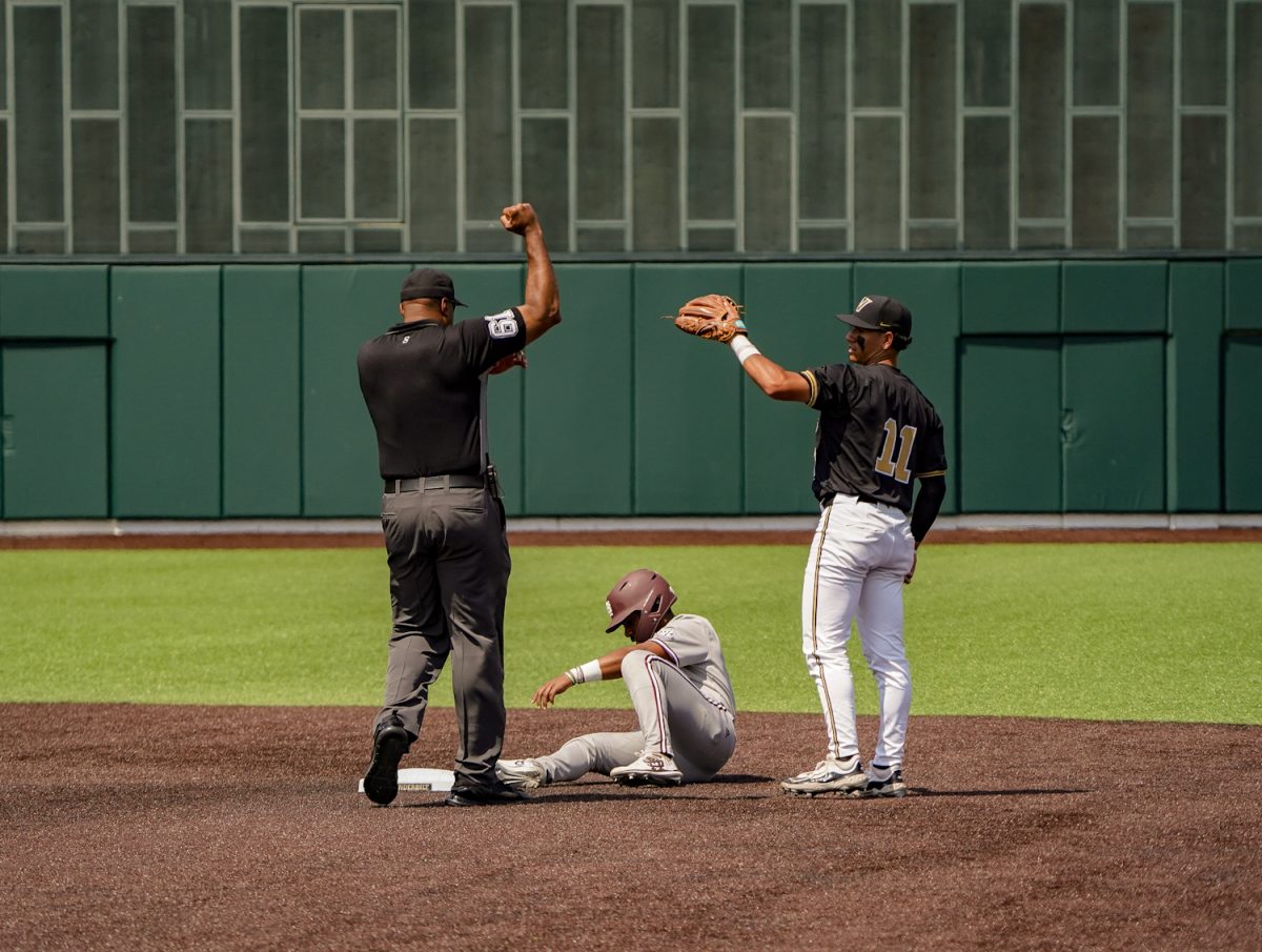 The referee interacts with Davis Diaz, as photographed on April 27, 2024. (Hustler Multimedia/Miguel Beristain)