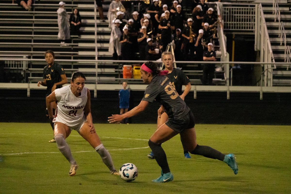 Julianne Leskaukas looks to open up Vanderbilt's attack during the Commodores' loss to Arkansas, as photographed on Sept. 26, 2024. (Hustler Multimedia/Payton Ohler)