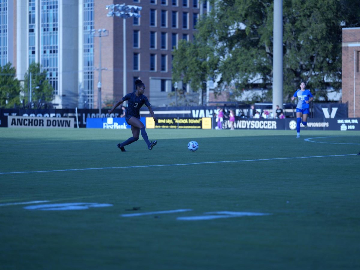 Jessica Hinton looks to make a pass upfield, as photographed on Sept. 8, 2024. (Hustler Multimedia/Nathan Malkin)