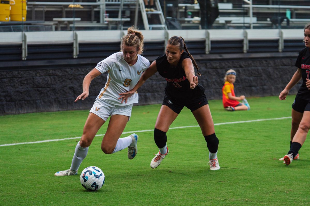 Addie Porter fends off a Georgia defender, as photographed on Sept. 22, 2024. (Hustler Multimedia/Vince Lin)