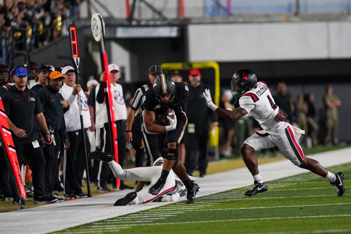 Eli Stowers runs with the ball, as photographed on Oct. 19, 2024. (Hustler Multimedia/Alondra Moya)