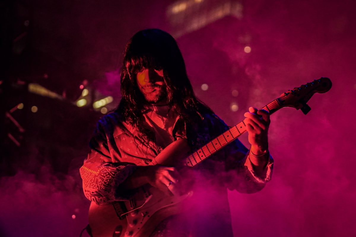 Guitarist and vocalist Mark Speer plays his guitar on the Ascend Amphitheater stage, as captured on Sept. 30, 2024. (Hustler Multimedia/Miguel Beristain)